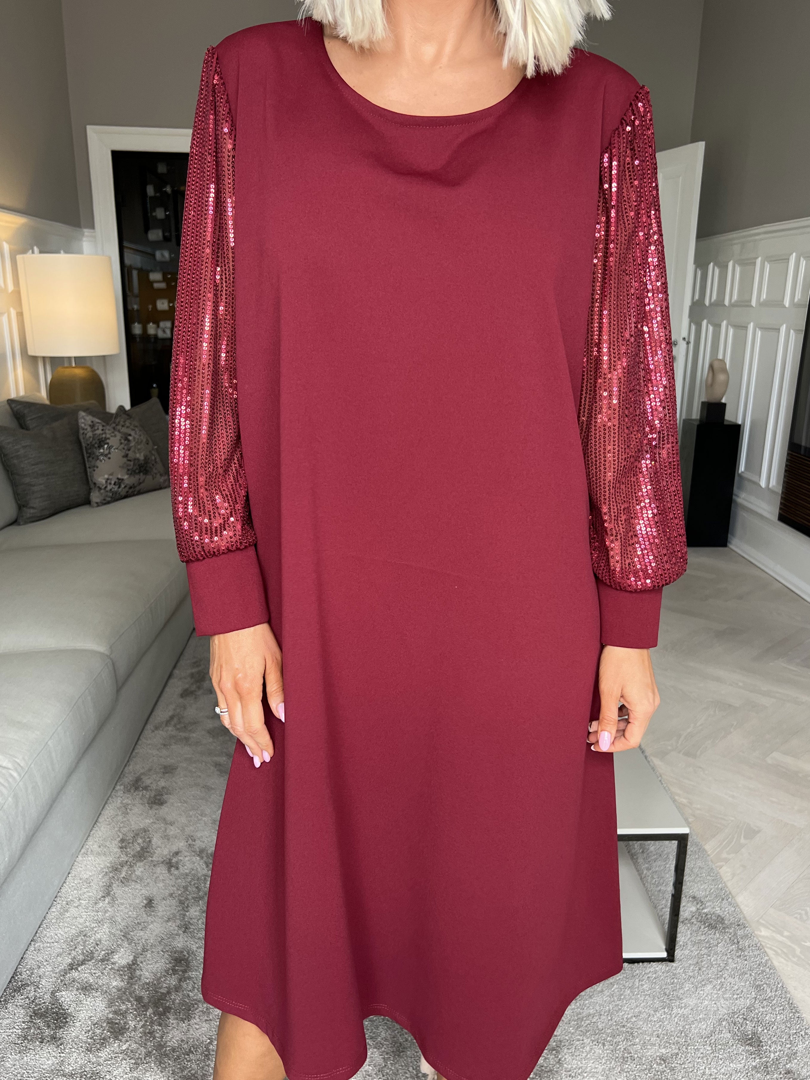 Djamila - Smuk kjole med paillet ærmer